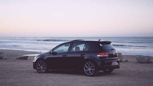 Auto en playa